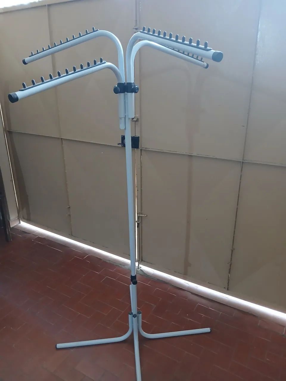 Arara para pendurar roupas com tripé - Foto 4