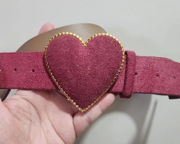 Cinto de couro com fivela de coração rosa 