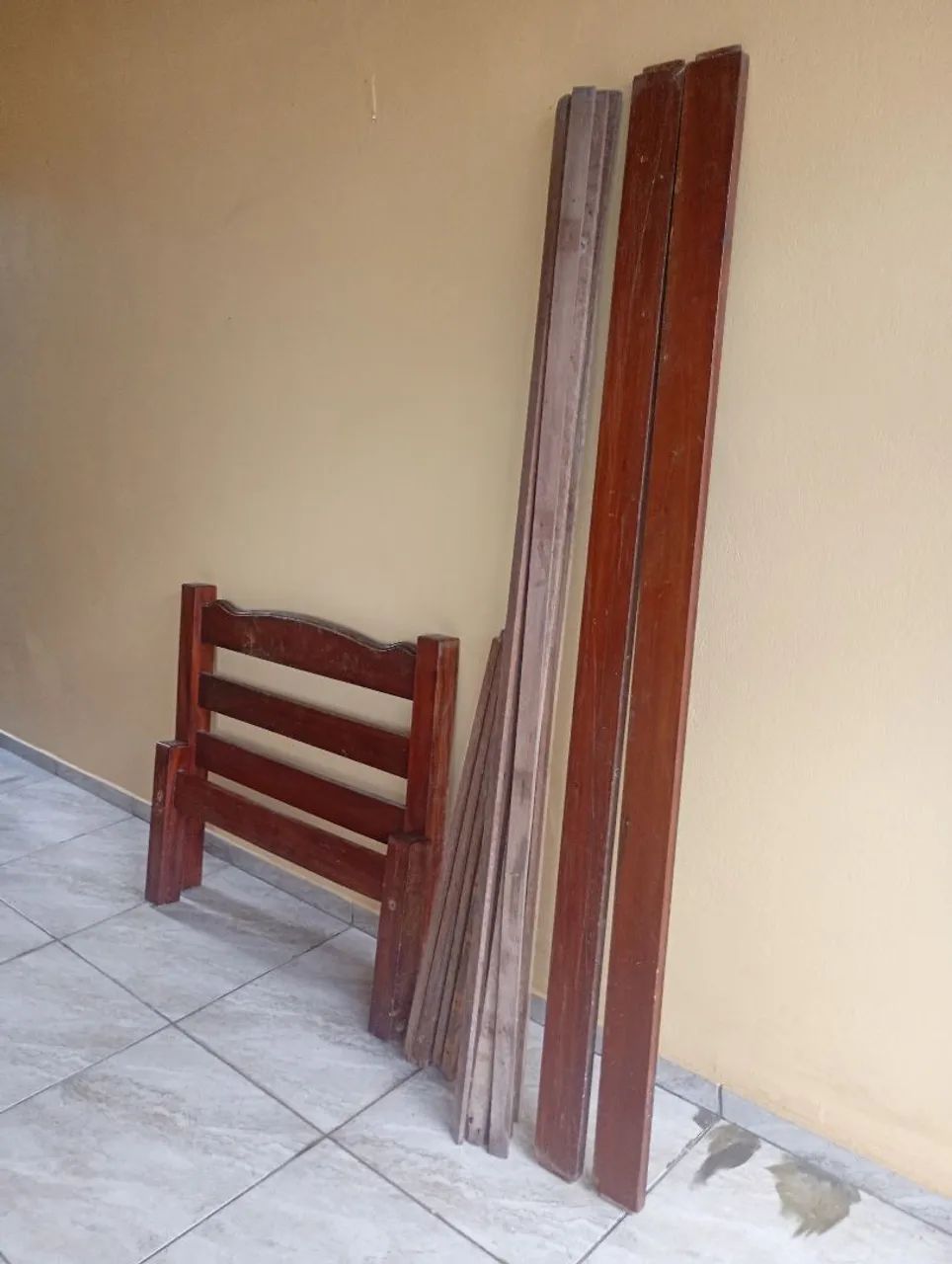 Vendo cama de solteiro com colchão 