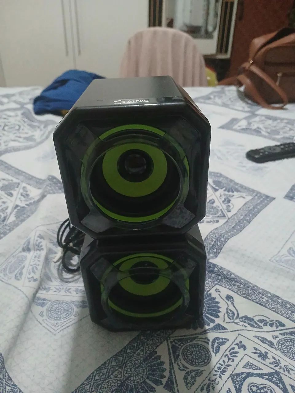 Caixa de som pequena para notebook. 
