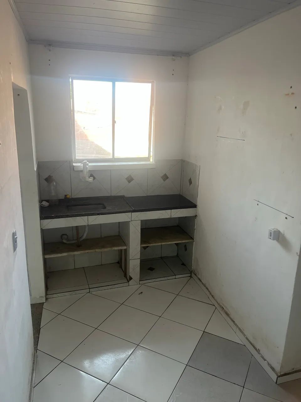 Vende se uma casa 2 quartos sala cozinha e uma área de serviço 
