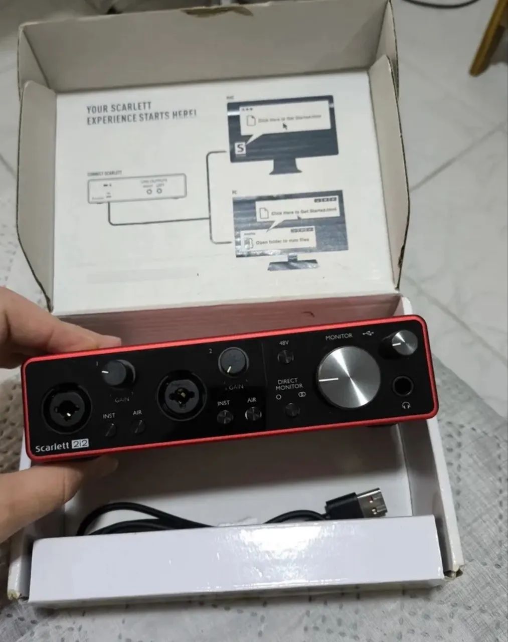 Interface Focusrite 2in2 na caixa. 