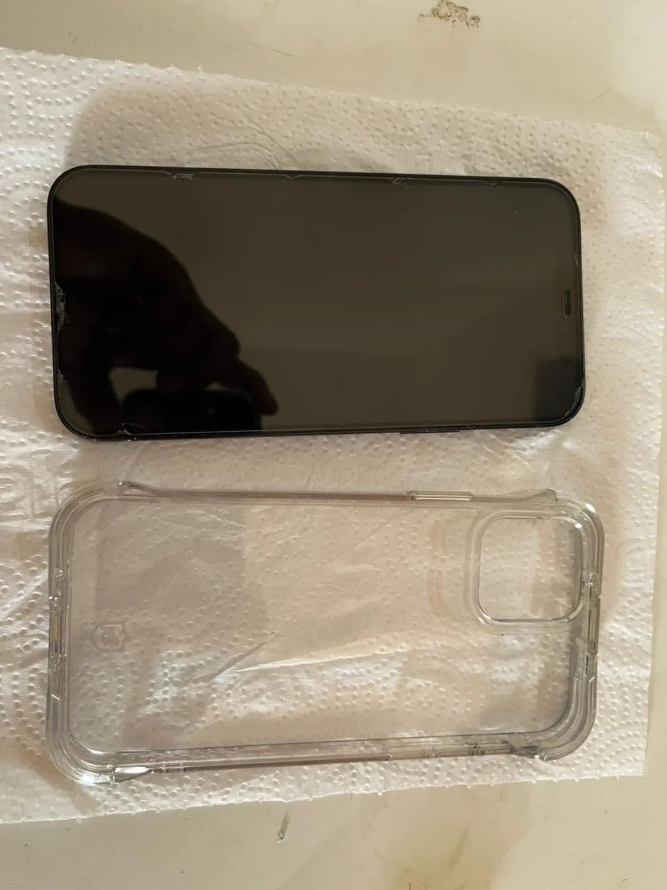 Vende-se IPhone 12 usado e em excelente estado. 