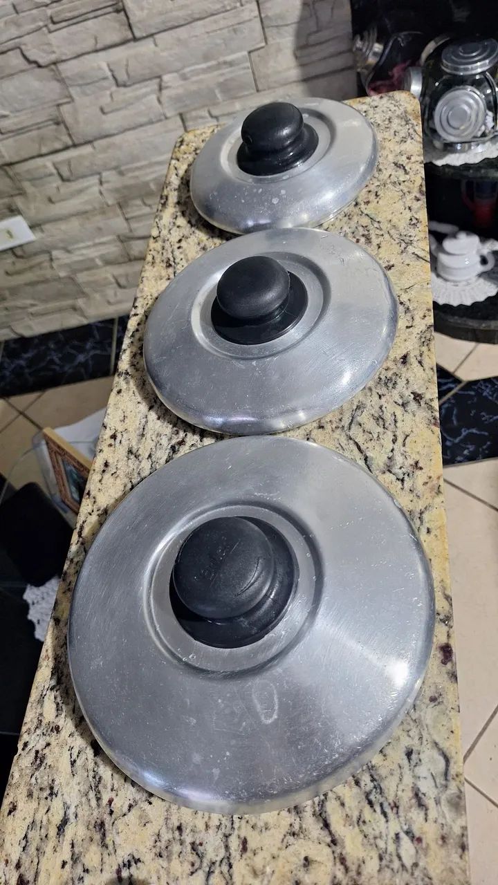 Conjunto de tampas de panelas.