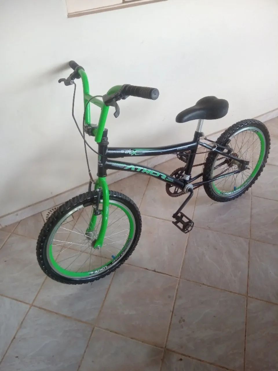 Bicicleta BMX aro 20, praticamente nova 