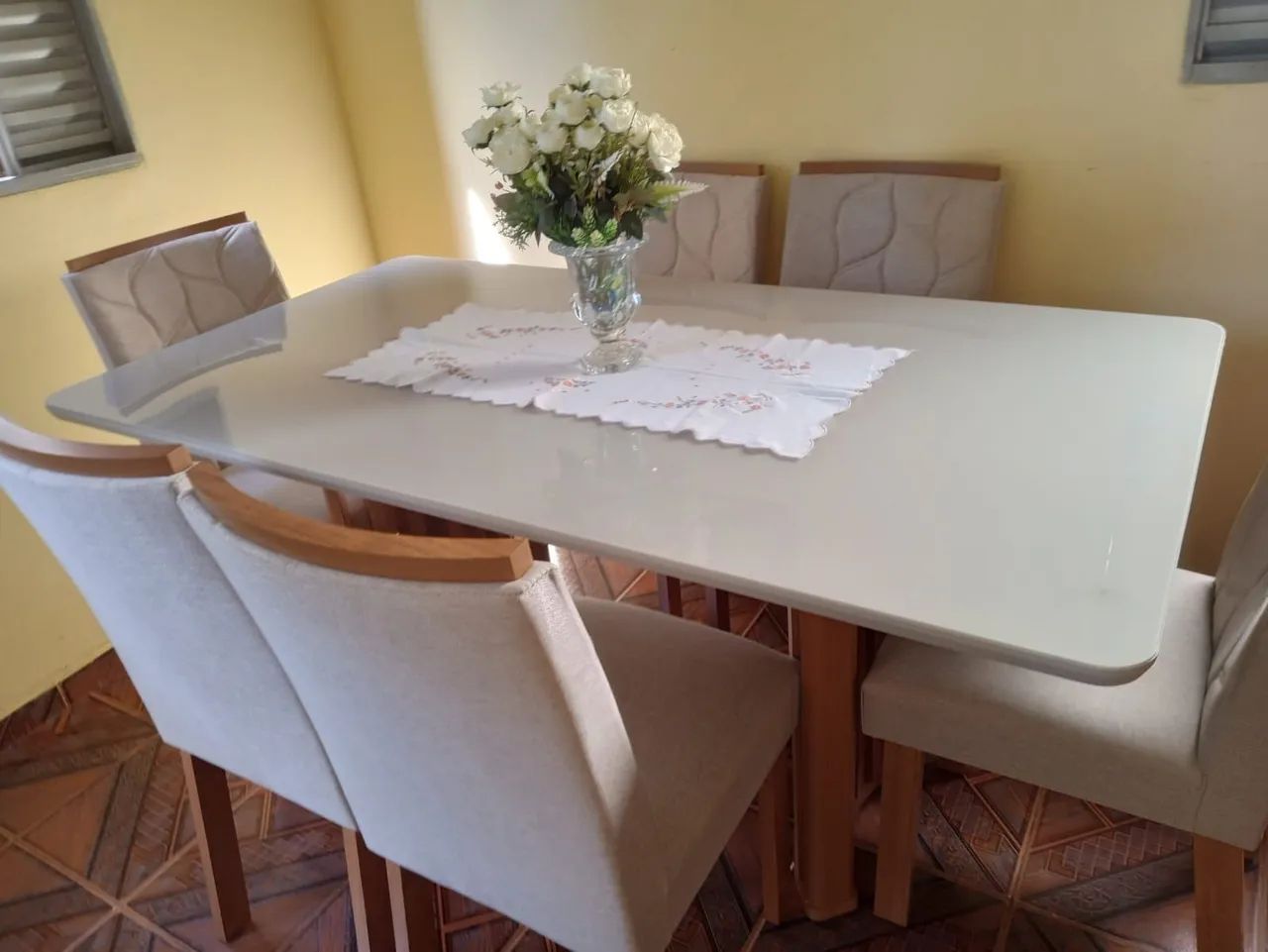 CONJUNTO DE MESA COM 6 CADEIRAS SEMI-NOVA 