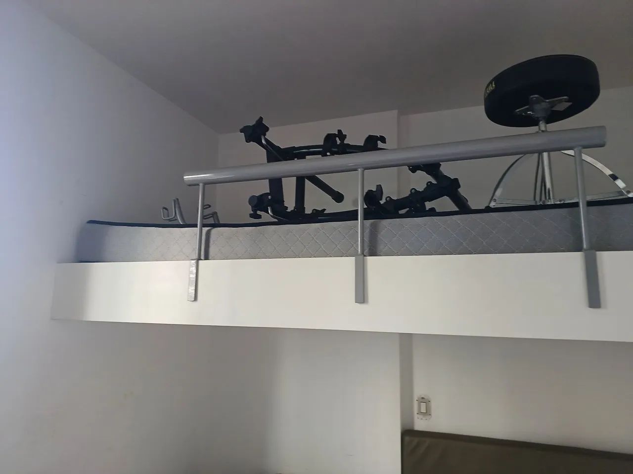 Cama suspensa 