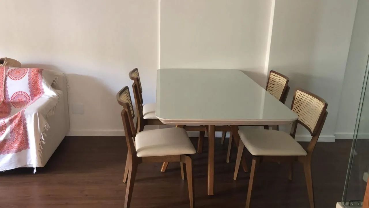 Mesa com tampo de vidro 1,60m X 0,90m