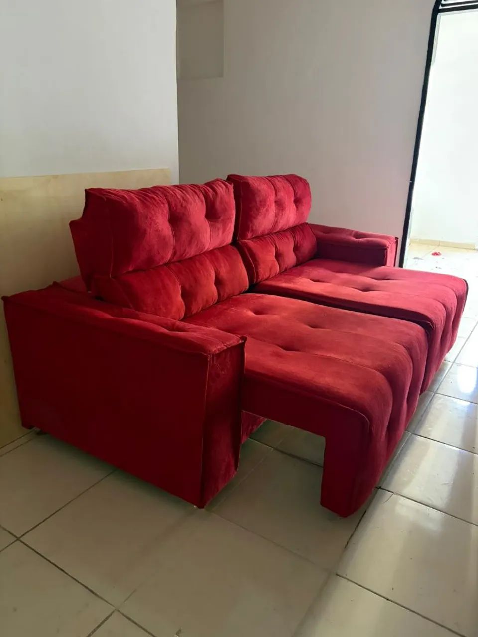 Sofá retrátil vermelho muito novo. - Foto 2