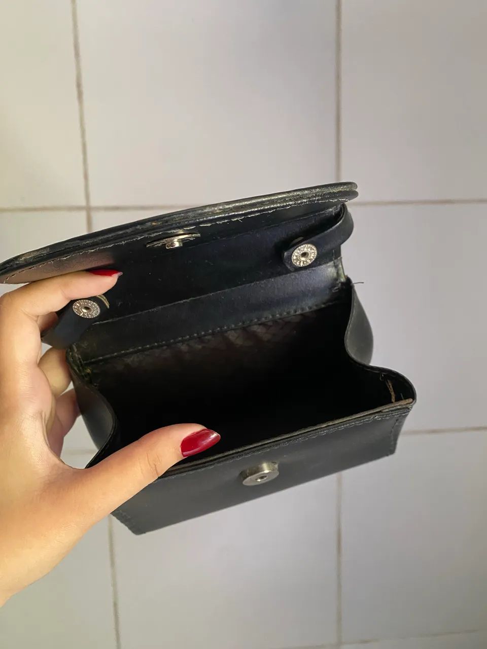 Bolsa pequena preta com avaria na alça  - Foto 2