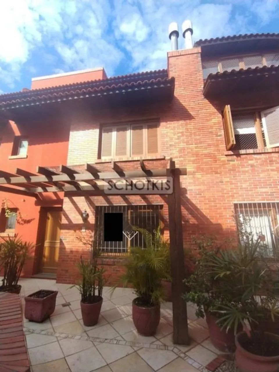 IMOBILIÁRIA SCHOTKIS ALUGA EXCELENTE CASA RESIDENCIAL DE TRÊS PAVIMENTOS COM 04 DORMITÓRIO - Foto 2