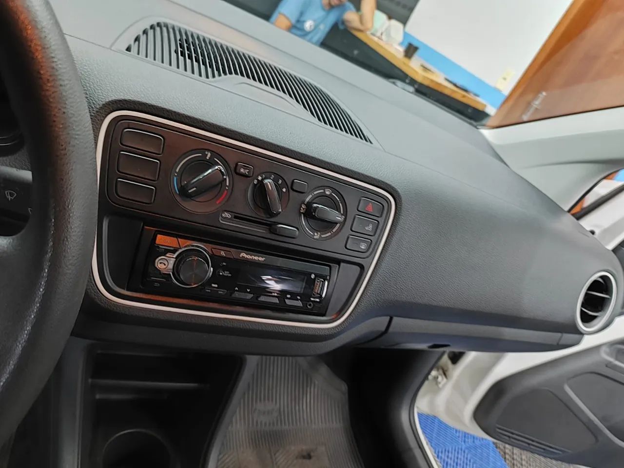 Volkswagen Up! Take 1.0 Total Flex 12V 5P 2017 - Foto 5