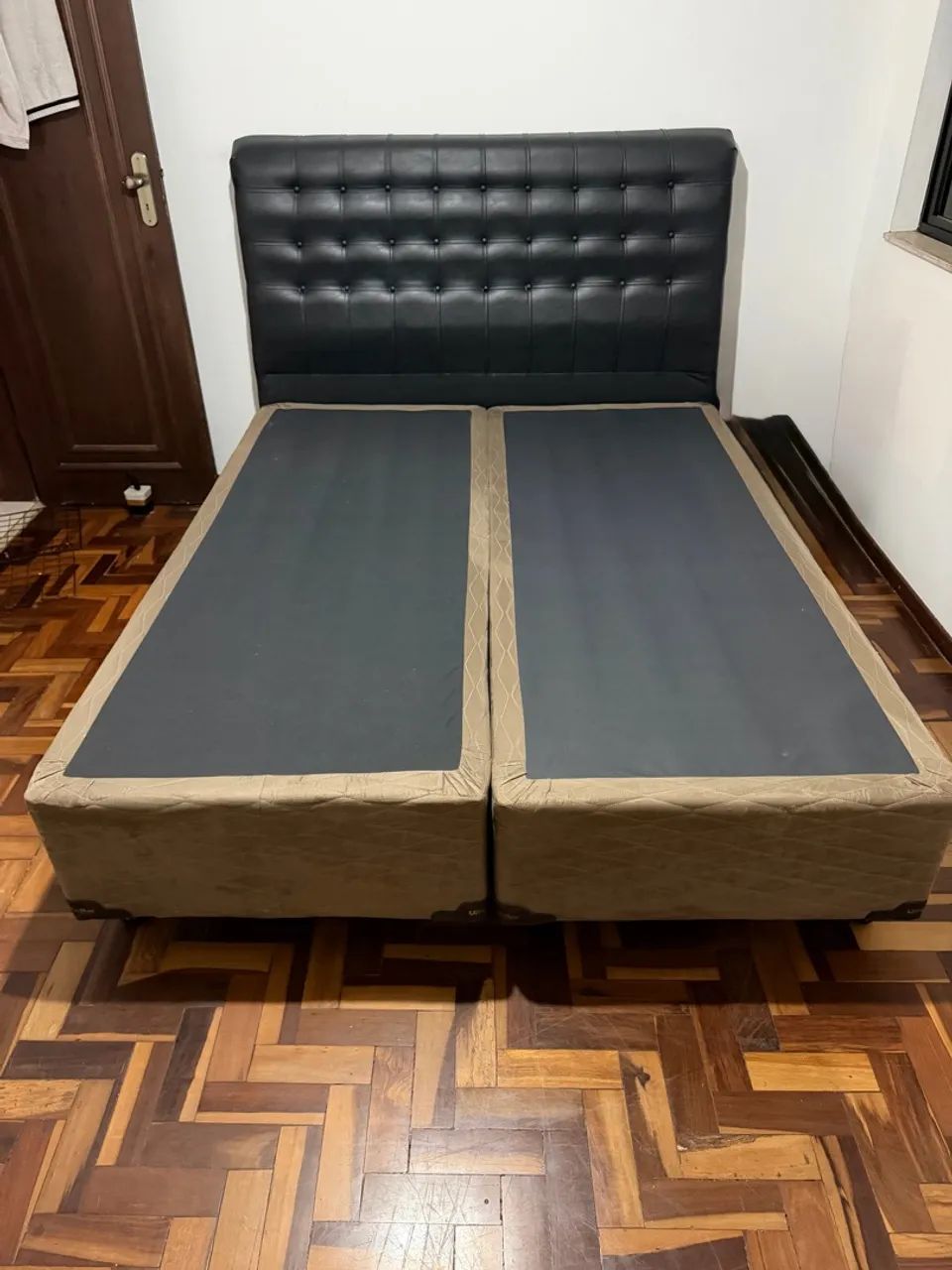 Cama queen e cabeceira de corino estofada 