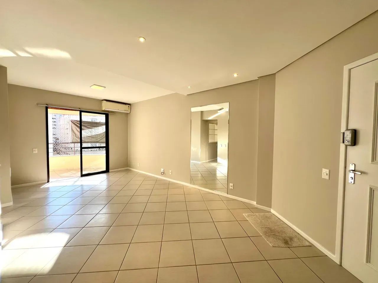 Apartamento 3 dormitórios poucos metros da Beiramar Norte. - Foto 2