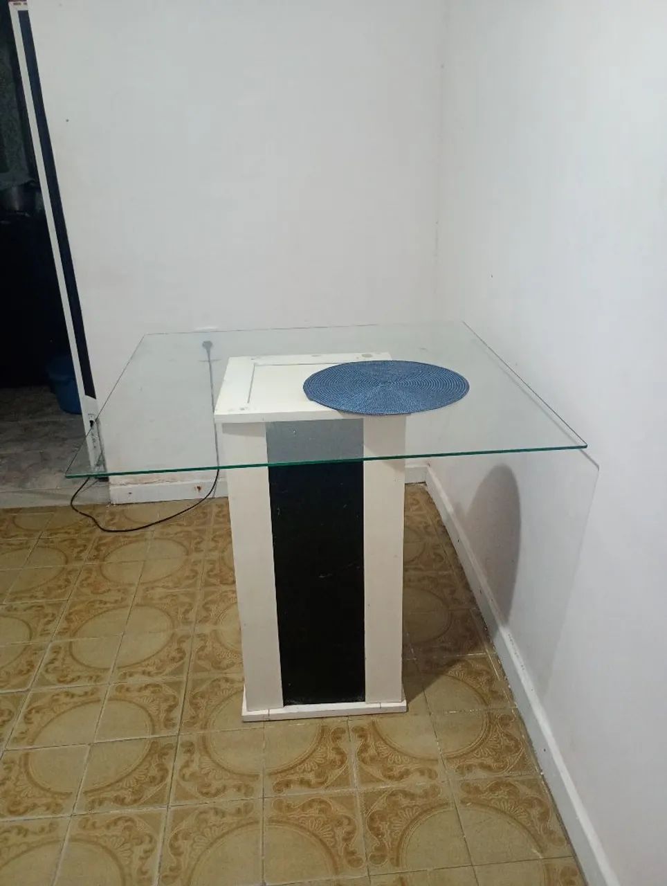 Vendo mesa sem cadeira 