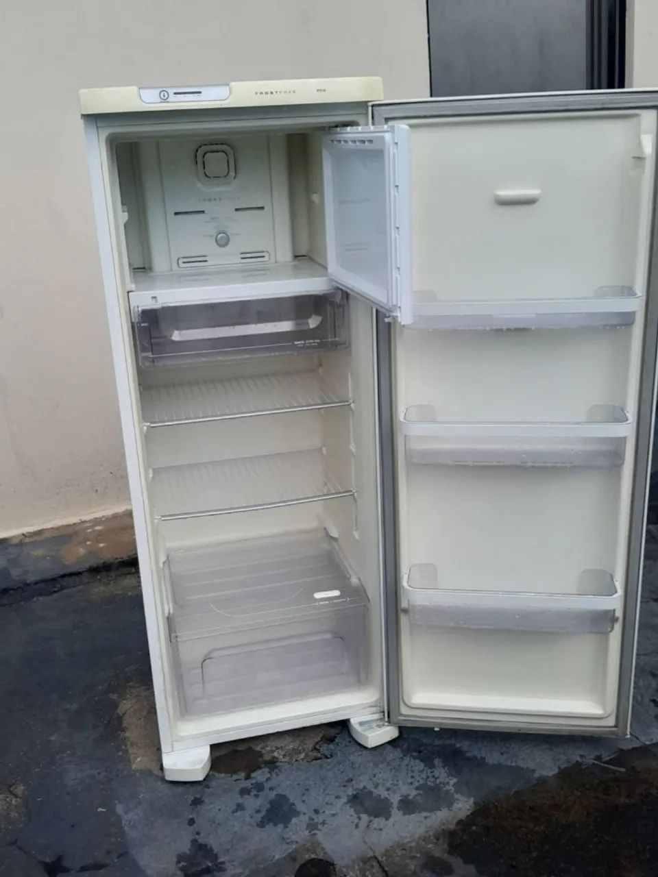 Geladeira eletrolux 220 V funcionando ótimo  - Foto 4
