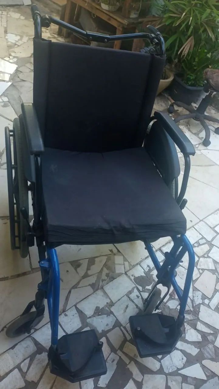 Cadeira de rodas grande  semi nova 