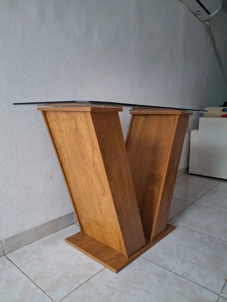 Mesa de vidro com base de madeira