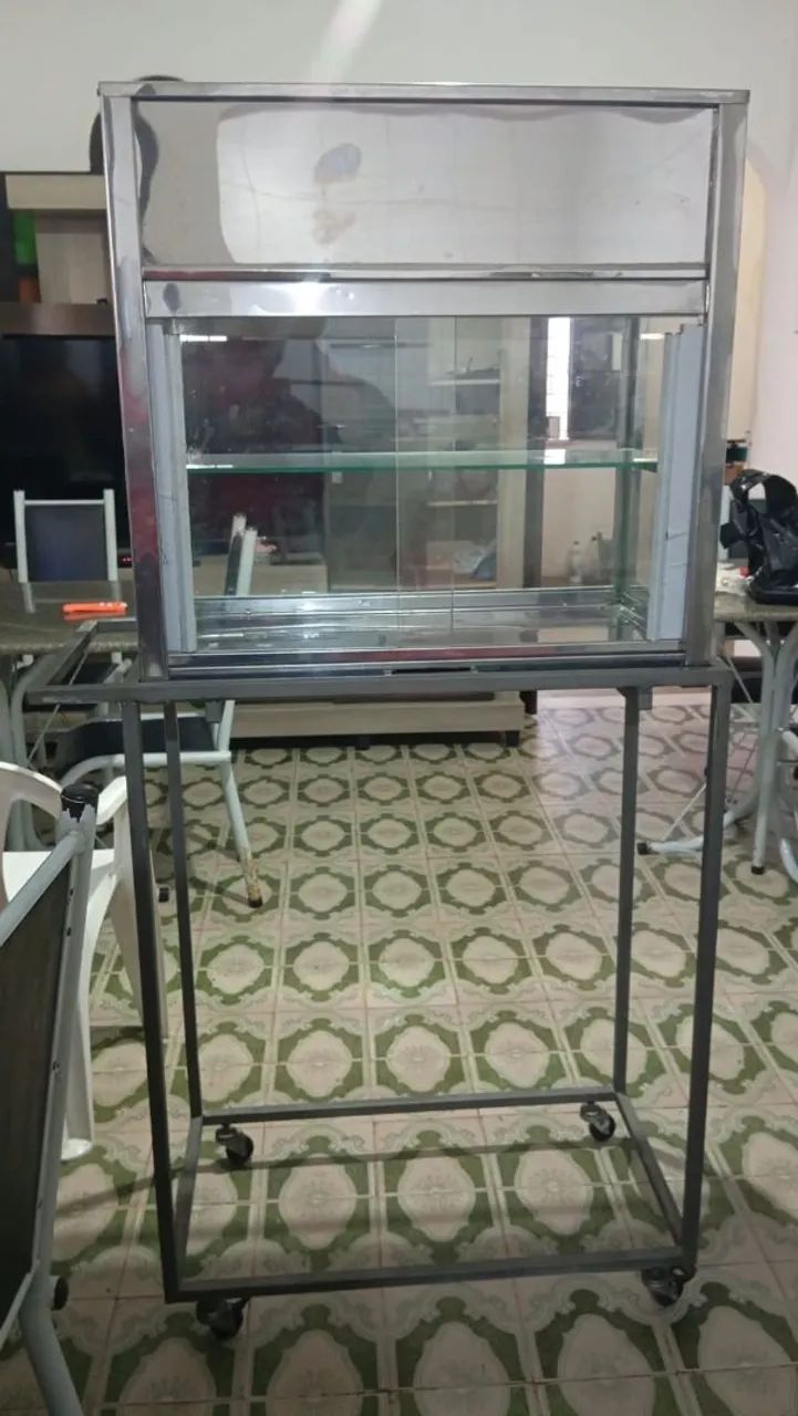 Vitrine com carrinho para exposição de salgados e guloseimas