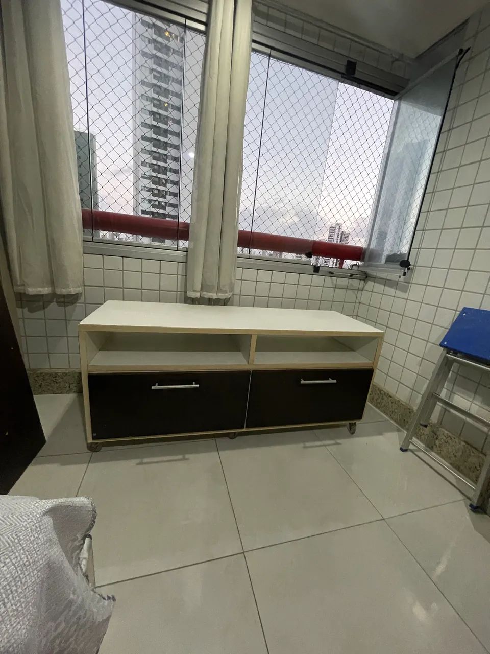 Rack para TV com 2 gavetas e nichos - Móvel de sala - Foto 2