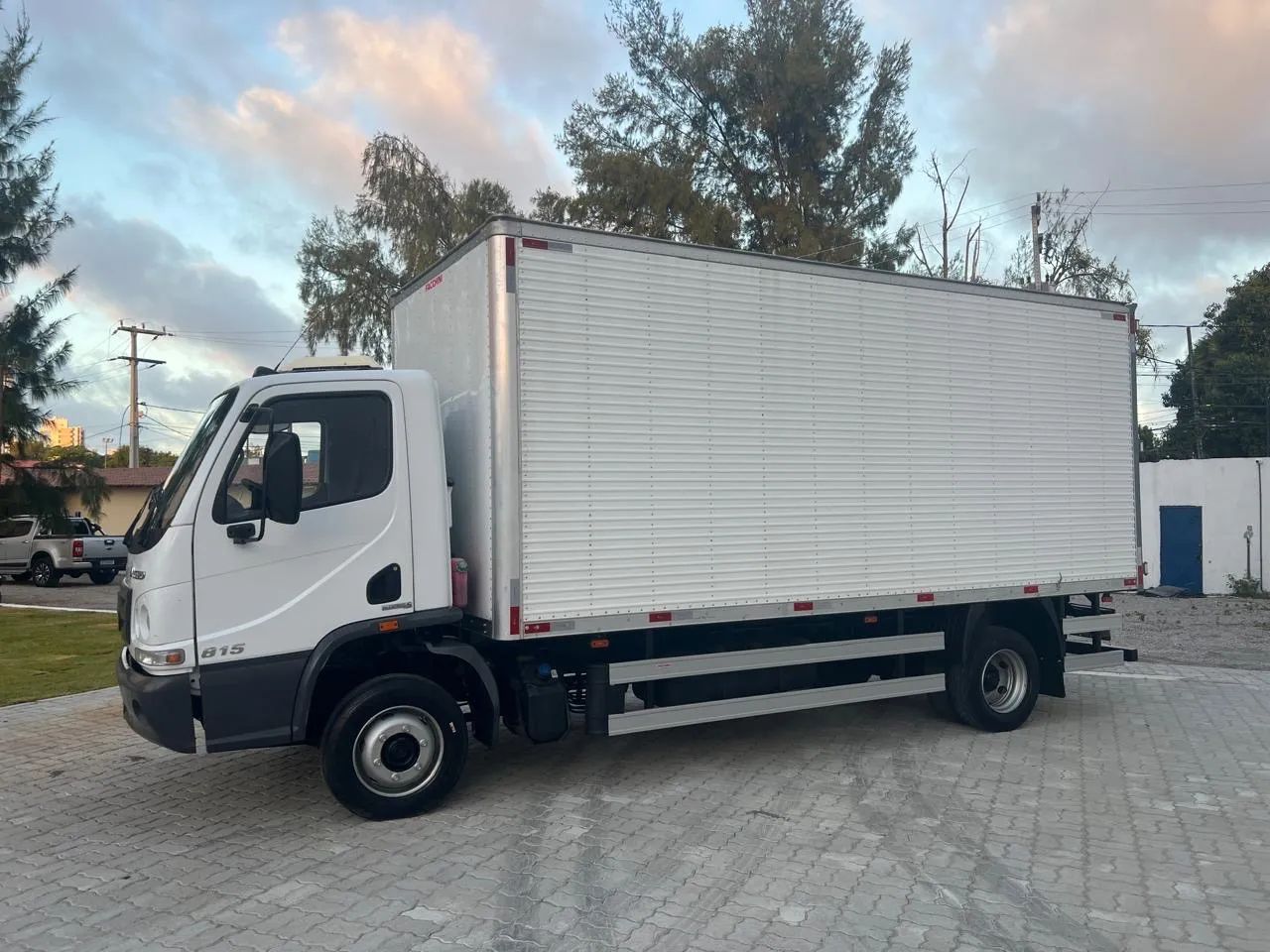 Accelo 815 2015 Baú 5,50m - Foto 4