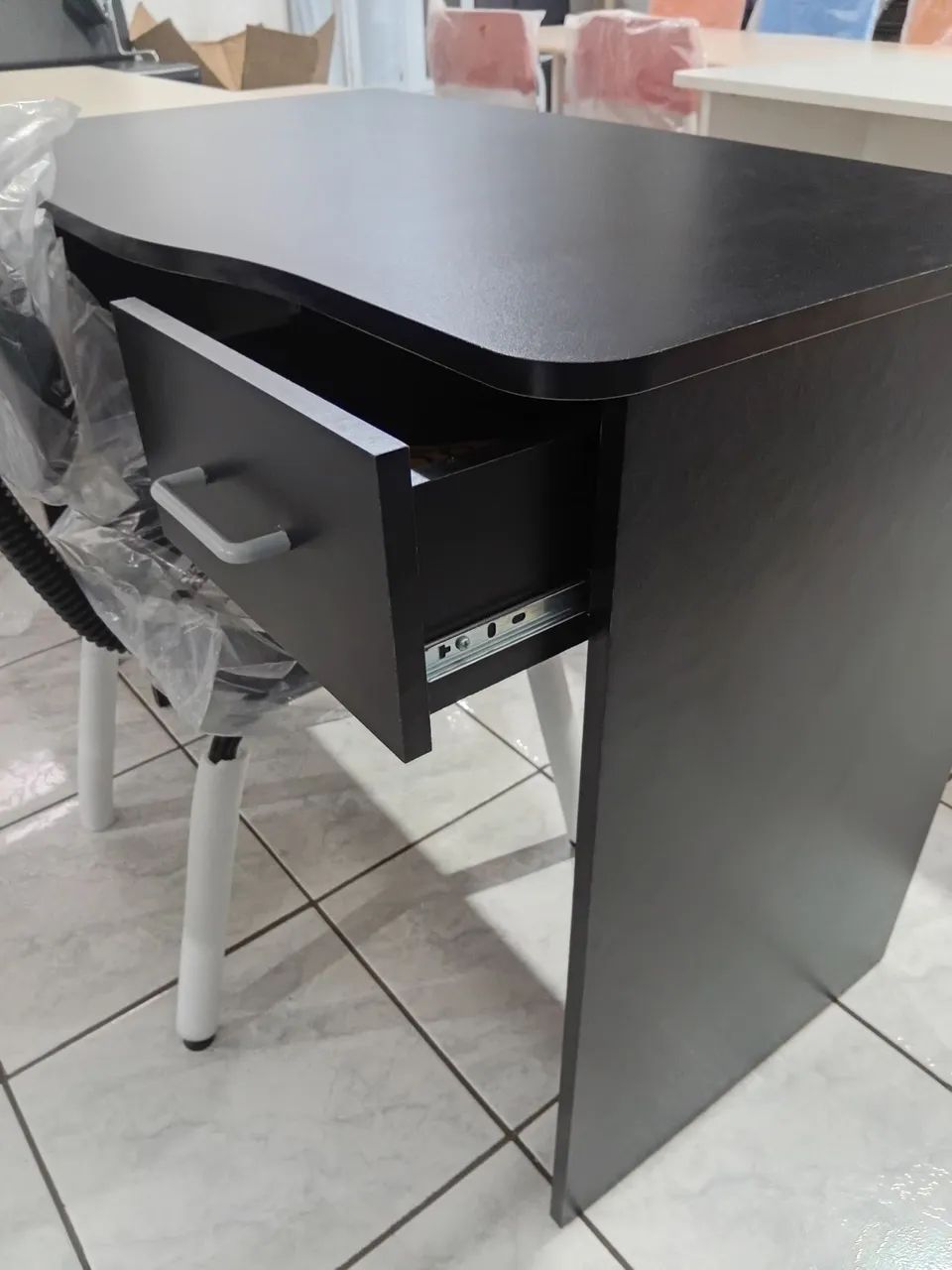 Mesa 90cm e cadeira estofada  - Foto 3