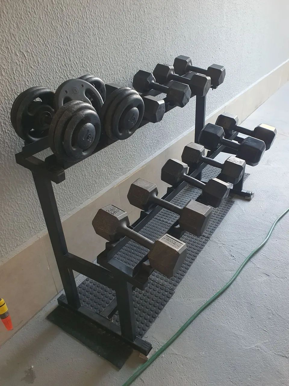 Halteres sextavados com suporte e banco.  - Foto 2