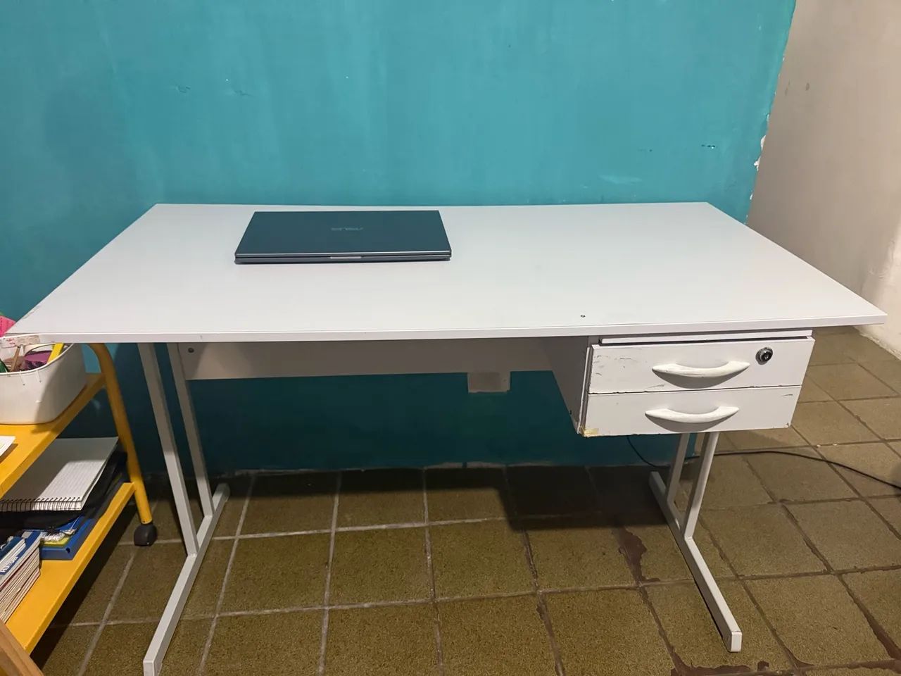 Anúncio mesa com duas gavetas para venda 