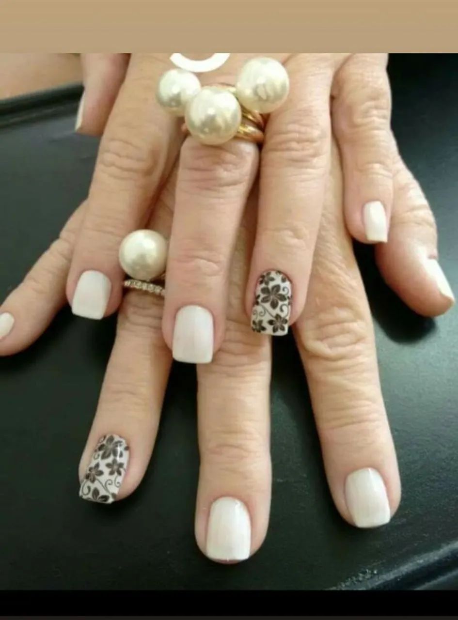 Serviço de manicure tradicional ou em gel 
