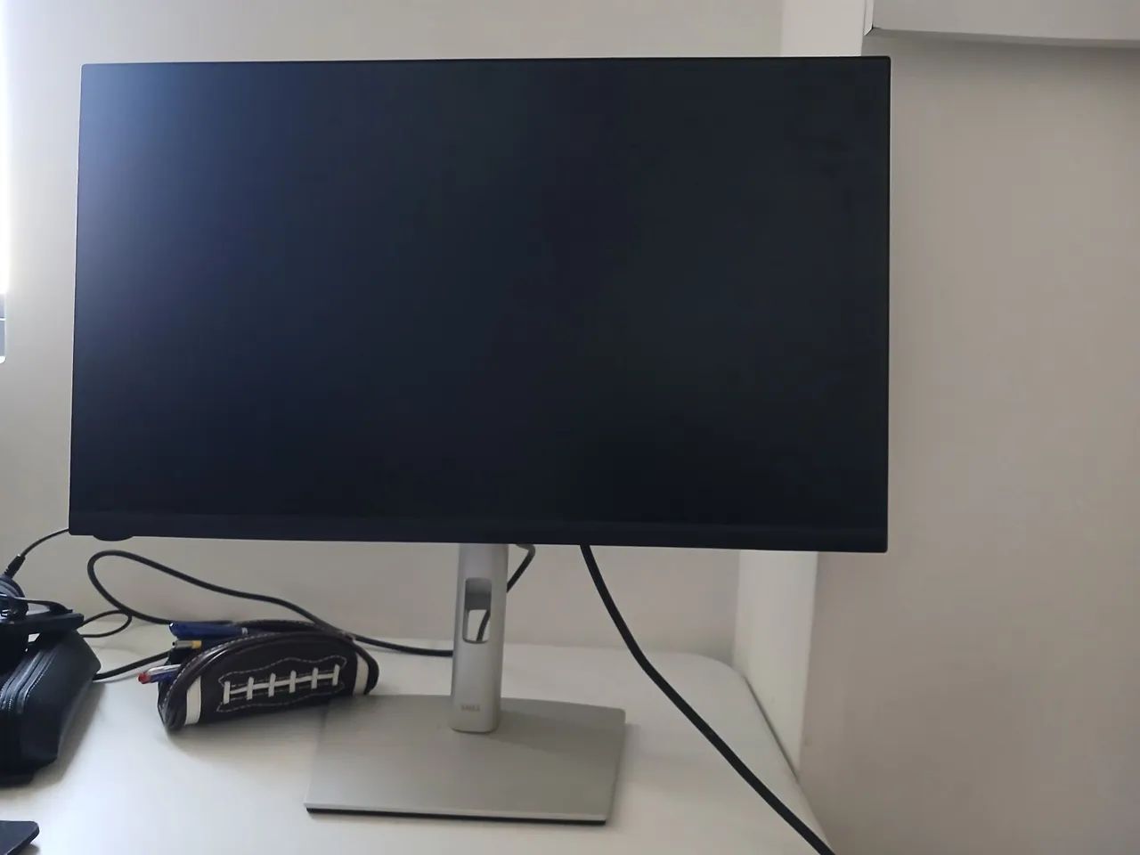 Monitor Dell P2422H de 23,8 polegadas.