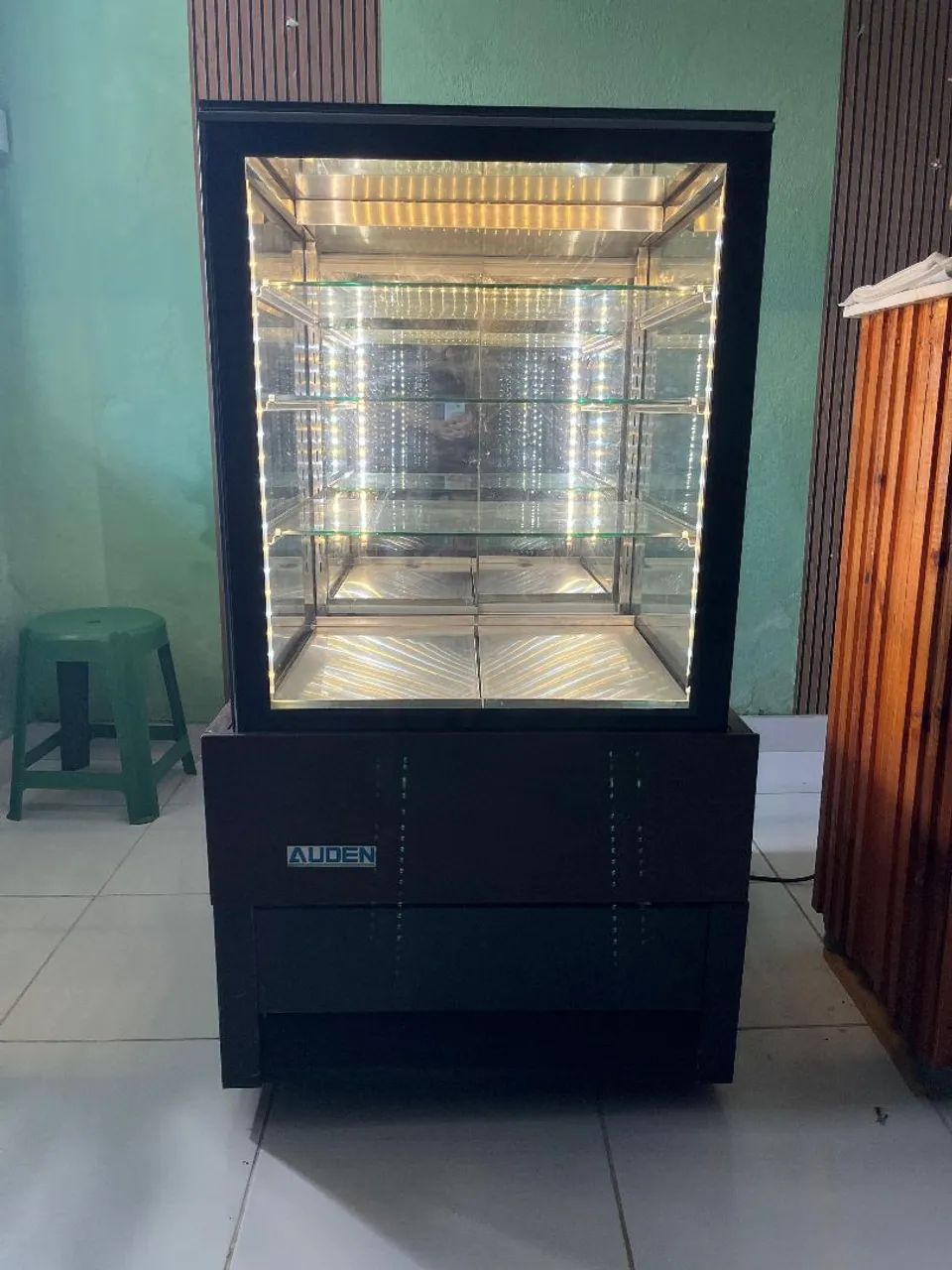 Vitrine slim espelhada e com led deixando os seu produtos mais atrativos