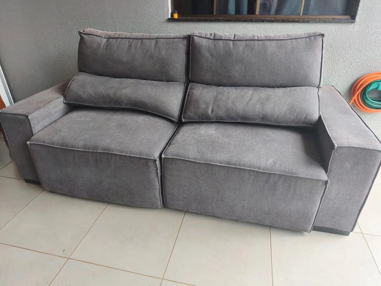 Sofá retrátil e reclinável em ótimo estado 