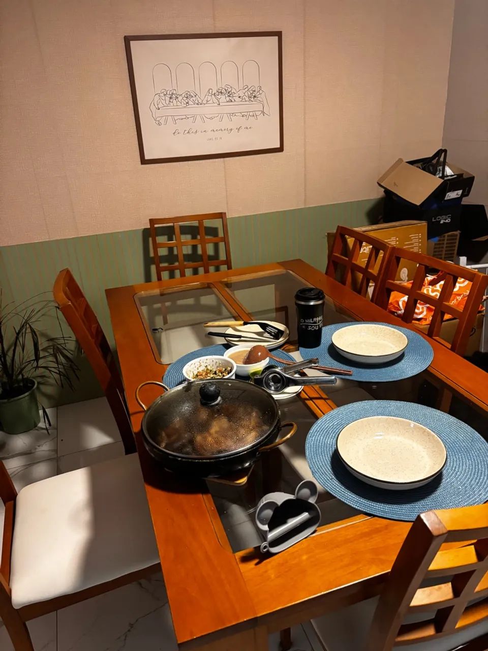 MESA DE MADEIRA COM 6 LUGARES E CADEIRAS - Foto 4