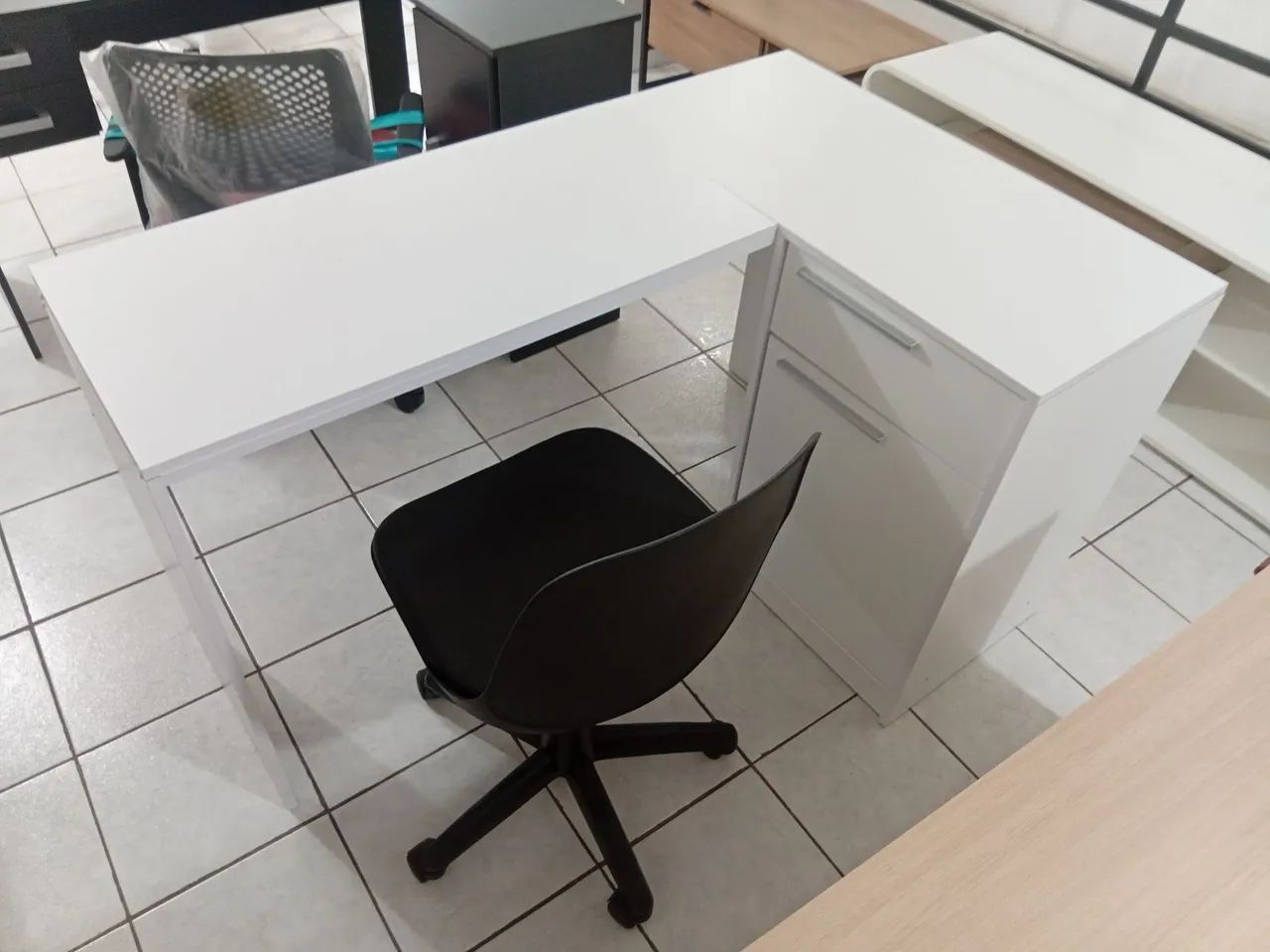 Mesa em L e cadeira giratória 