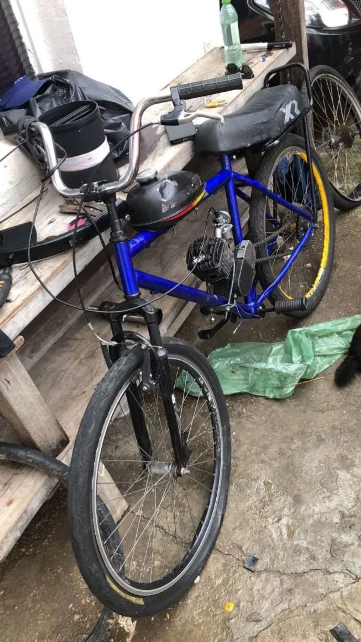 Bike de motor parada pra arrumar