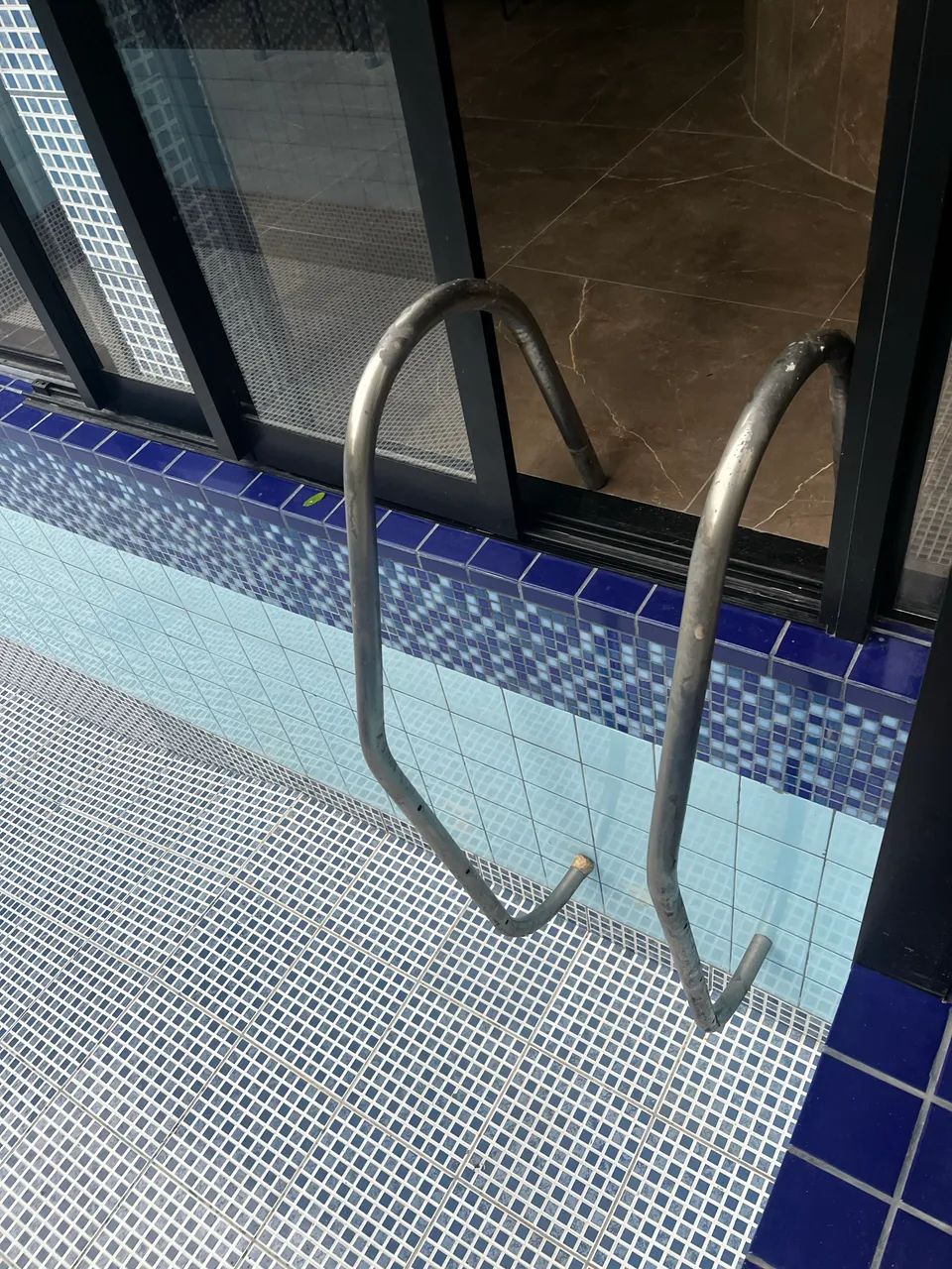 Escada para piscina, laterais