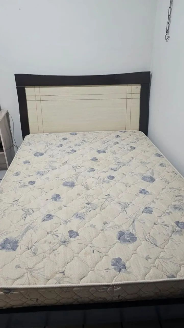 Cama de casal em madeira com colchão 