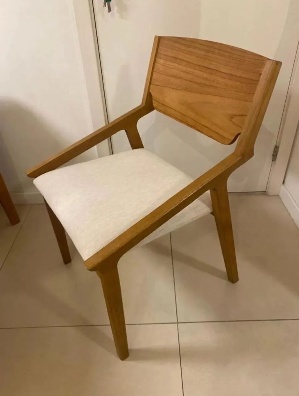 CONJUNTO DE MESA E 6 CADEIRAS DE MADEIRA E LINHO  - Foto 4