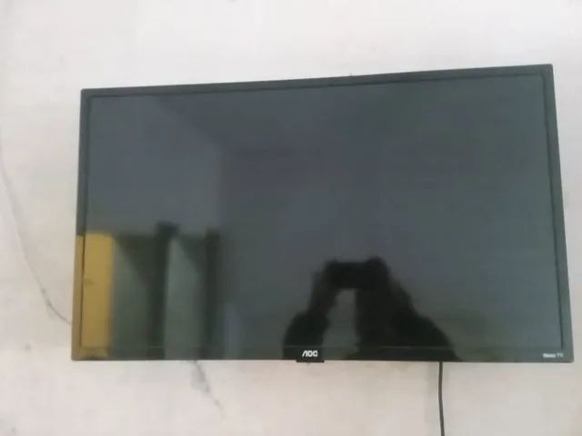 Smart TV AOC Roku 32" LED com controle e suporte de parede. TV sem detalhes.