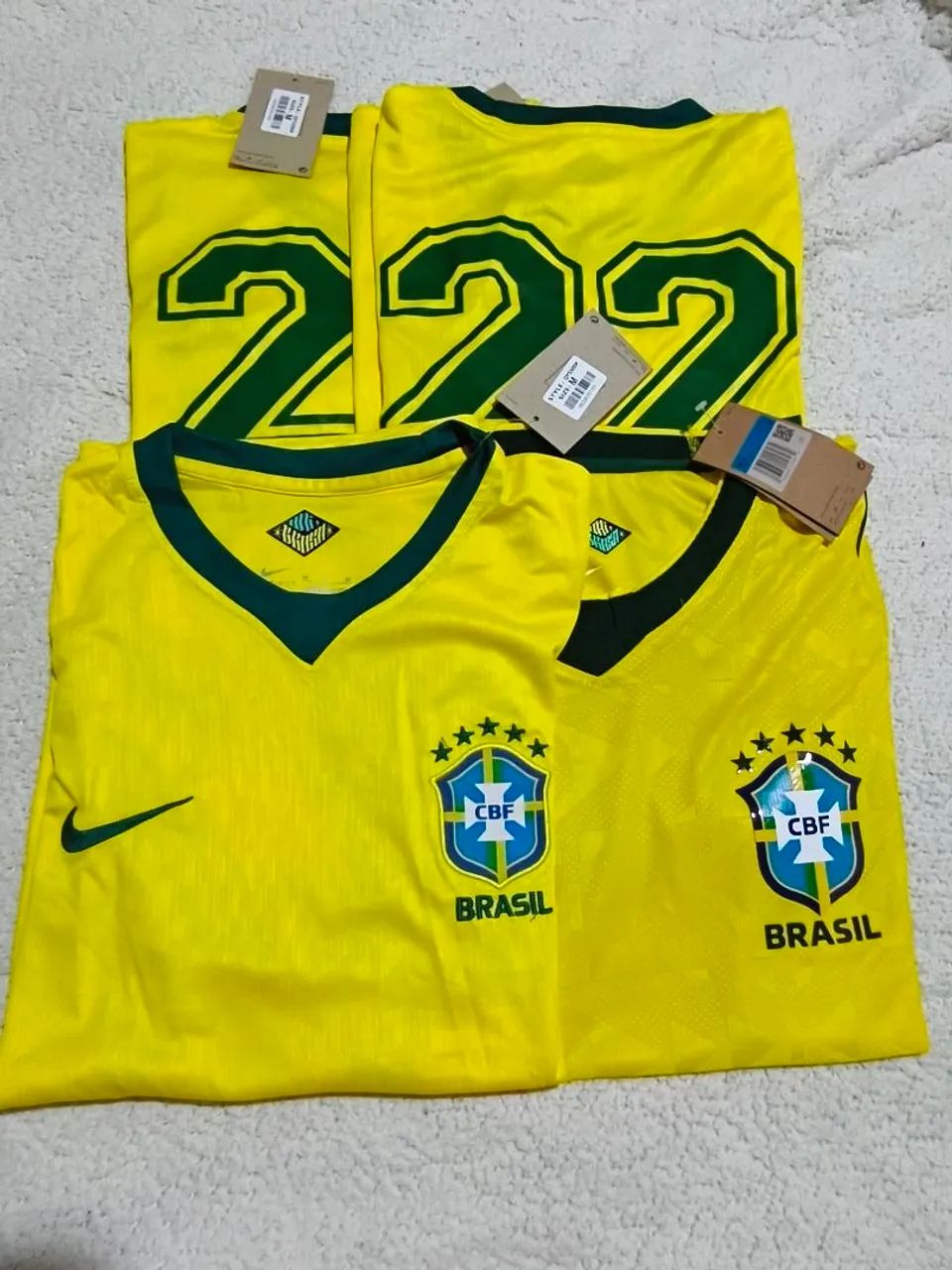 Blusa do Brasil com o número 22 e sem o número.