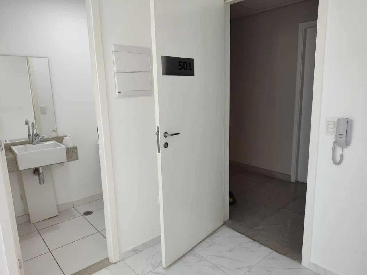 Prédio imponente com excelente localização, portaria 24 horas - Foto 5