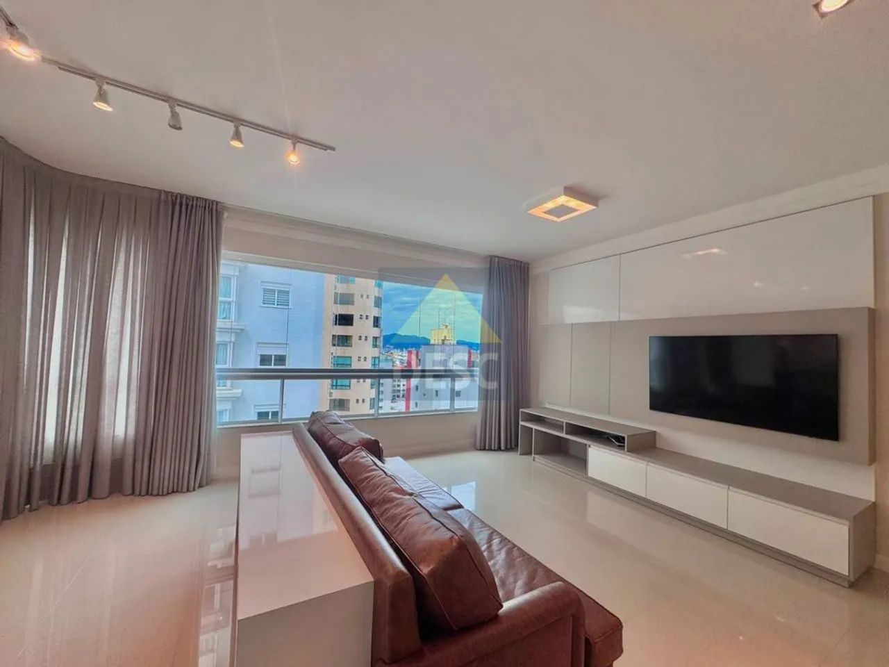 Apartamento Mobiliado com 3 Suítes e Amplo Living no Edificio Rovere della Luna - Foto 2