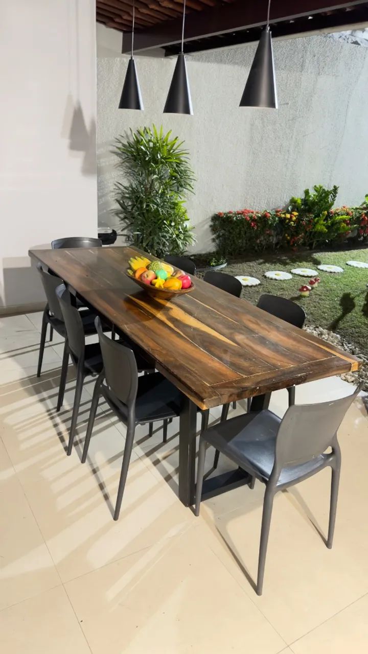 Mesa com 8 cadeiras