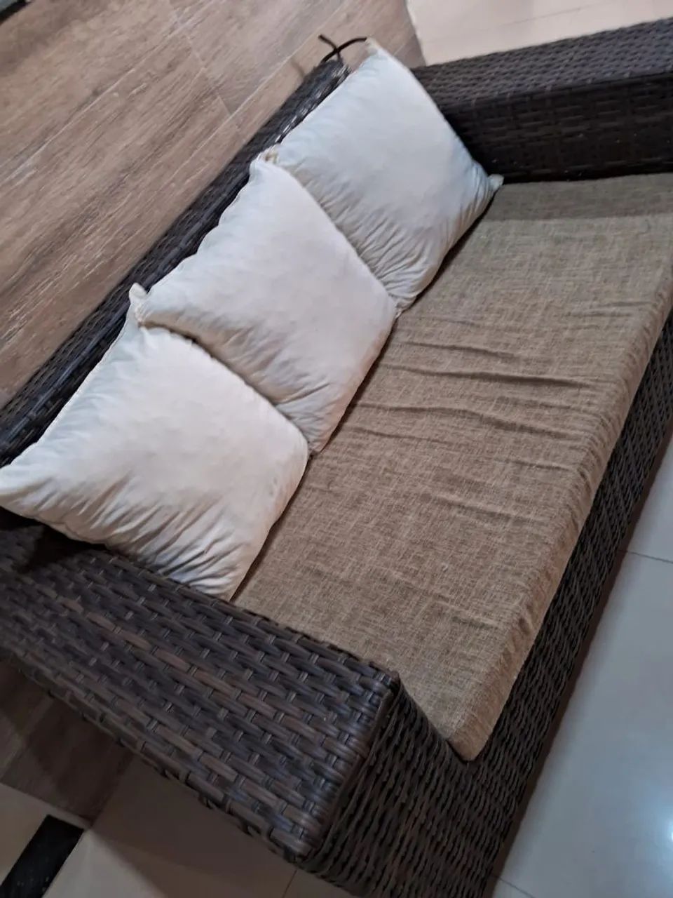 Vendo sofá de junco com mesinha para apoio de pés 