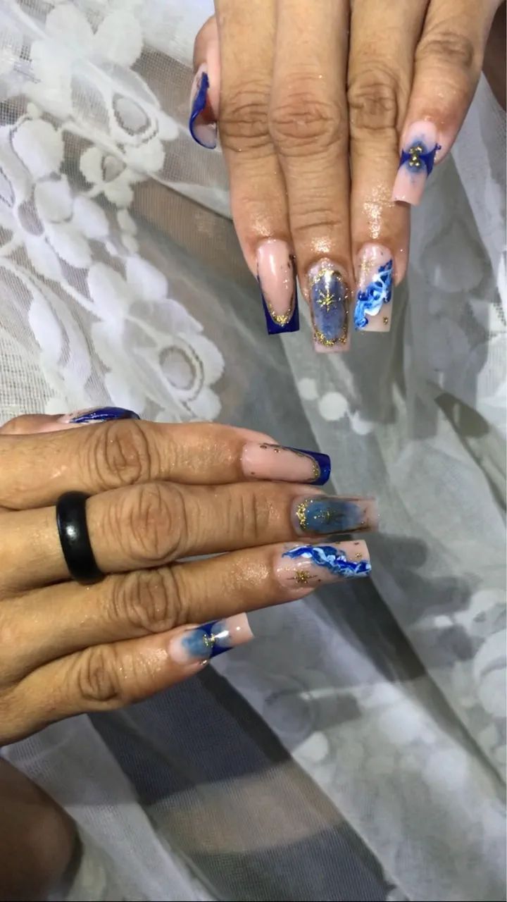 Alongamentos, manicure e pedicure.