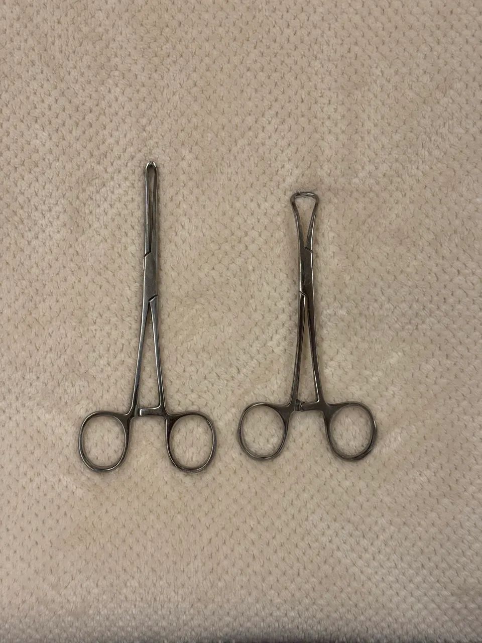 Pinça hemostática e backaus  - Foto 2