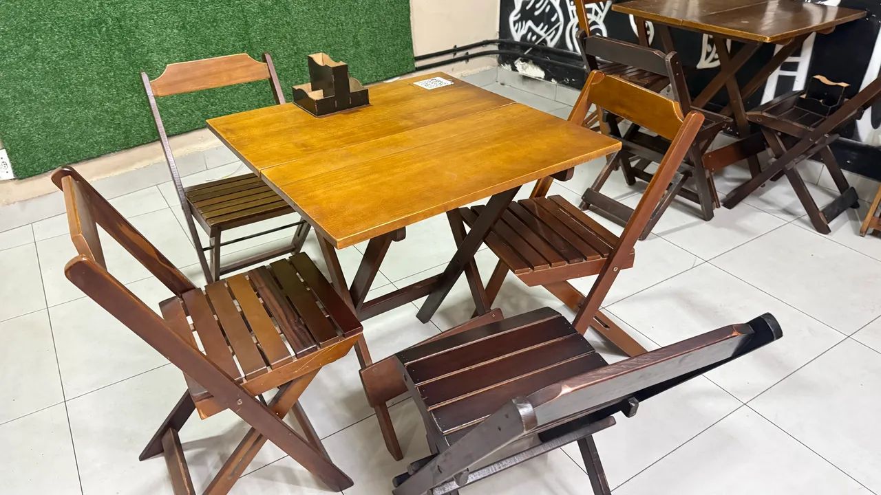 Conjunto mesa e cadeira de madeira 
