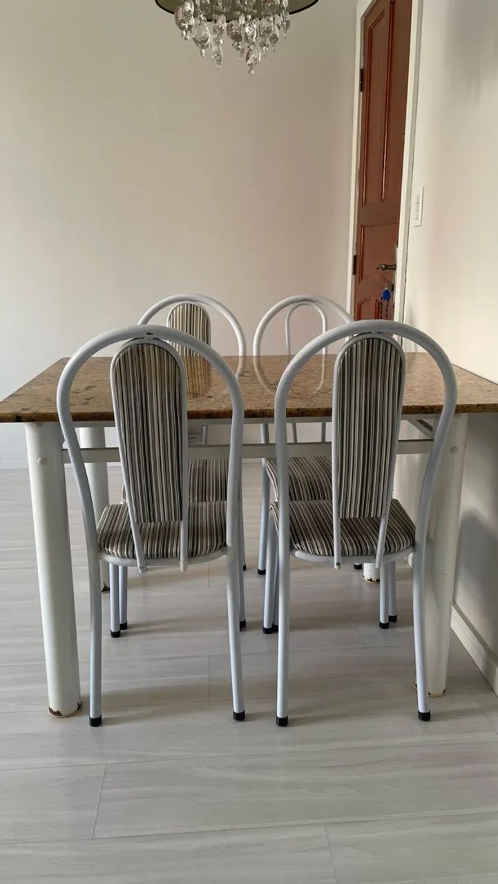 Mesa com 4 cadeiras 
