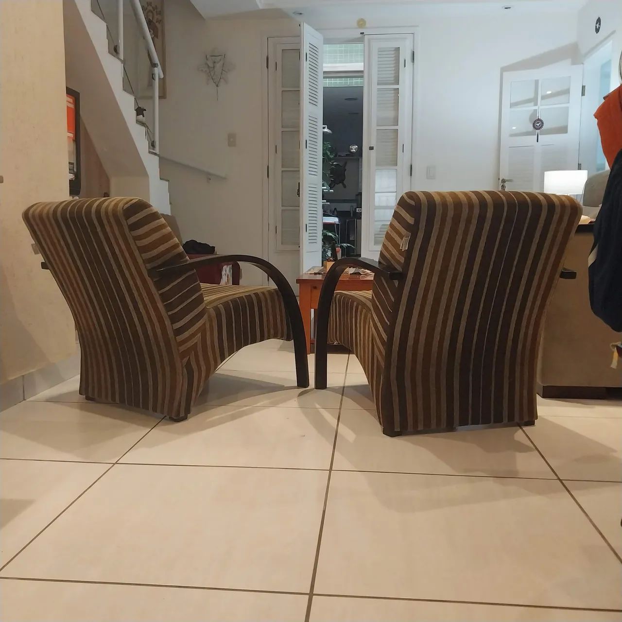 Poltronas com braços de madeira