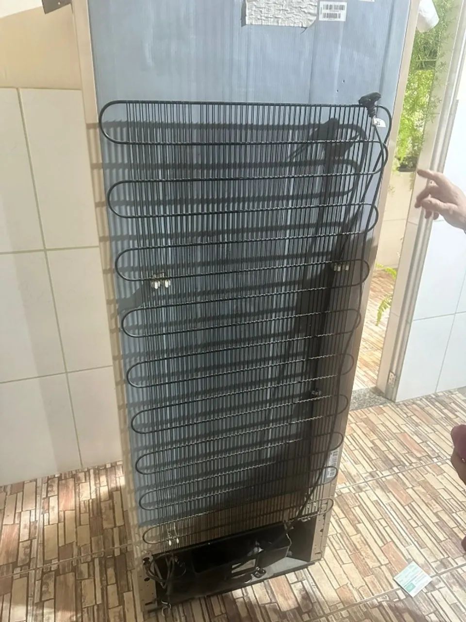 Vendo uma geladeira com defeito consul. - Foto 5